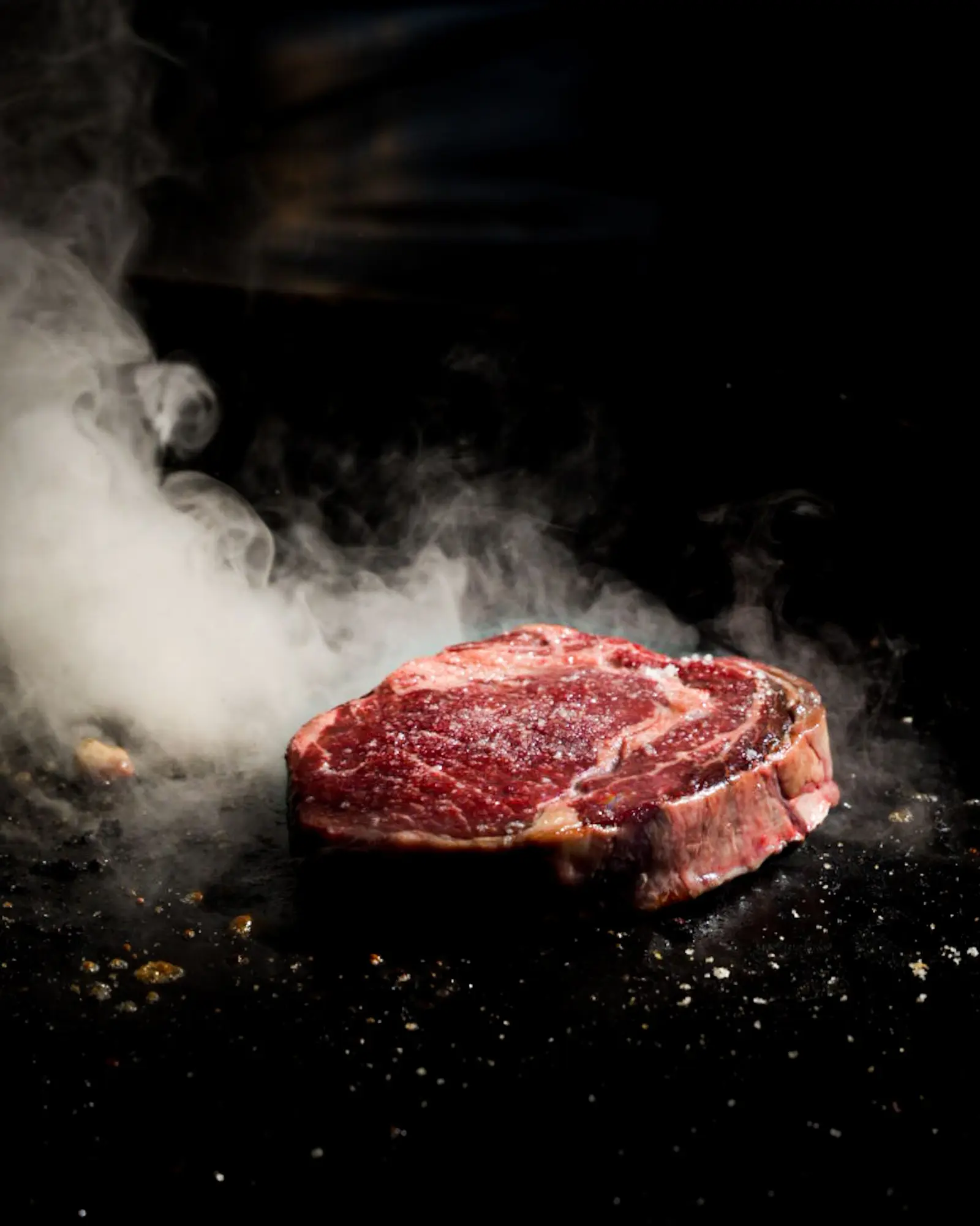 Corte de carne a la brasa sobre las llamas